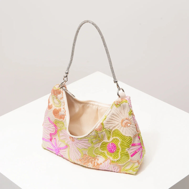 Vue arrière du sac à main d'été brodé pour femme, présentant une finition soignée. Un accessoire chic et tendance.