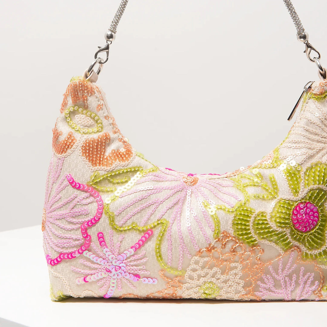 Sac à main d'été pour femme, matière légère, broderie artisanale raffinée et sequins scintillants. Très tendance.