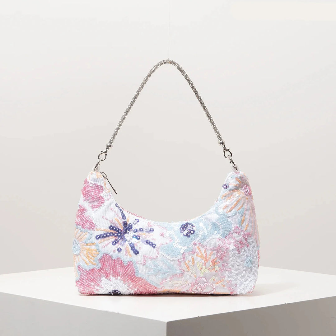 Léger sac à main d'été pour femme, brodé de motifs délicats et de sequins brillants, idéal pour un look décontracté chic.