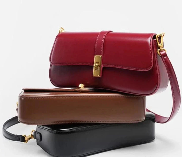 Sac porté épaule en cuir texturé noir pour femme, doté de deux anses et d'un logo discret, alliant luxe et fonctionnalité