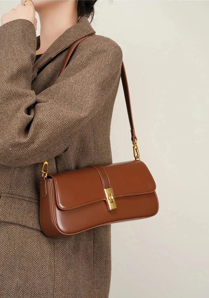 Sac bandoulière femme en cuir brun, style chic et polyvalent, parfait pour un look sophistiqué au quotidien