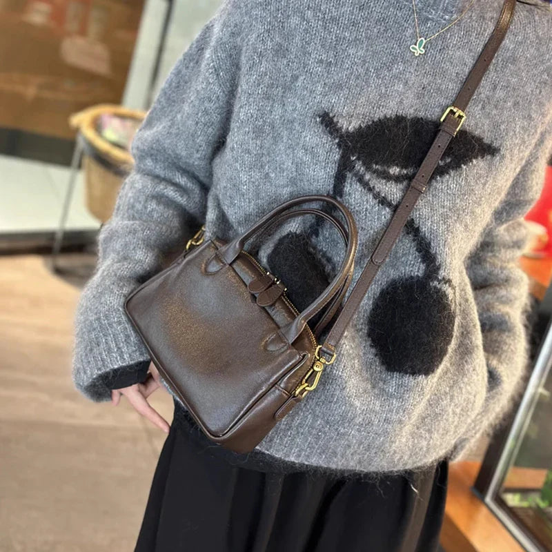 Sac femme en cuir PU noir, design élégant, parfait pour usage quotidien ou soirée.