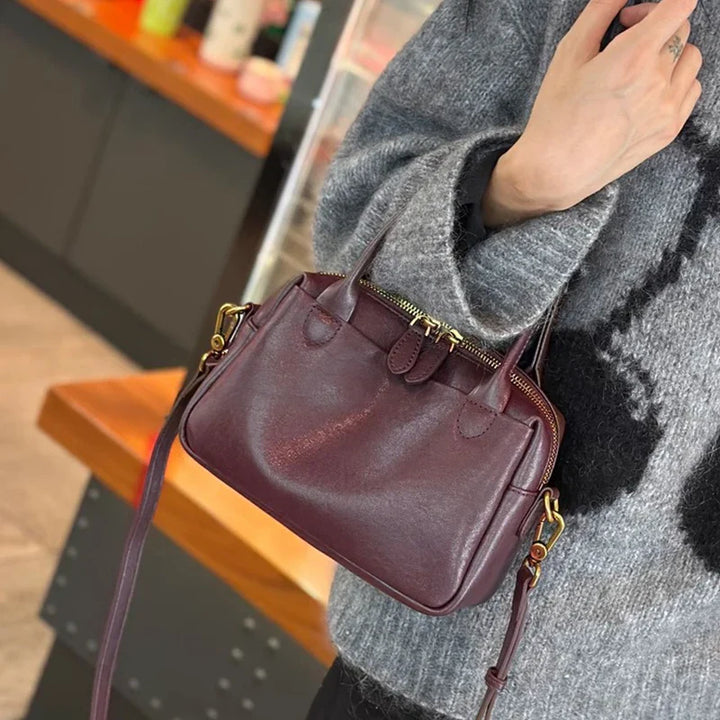Accessoire sac à main femme, style luxe, bandoulière ajustable, grand compartiment.