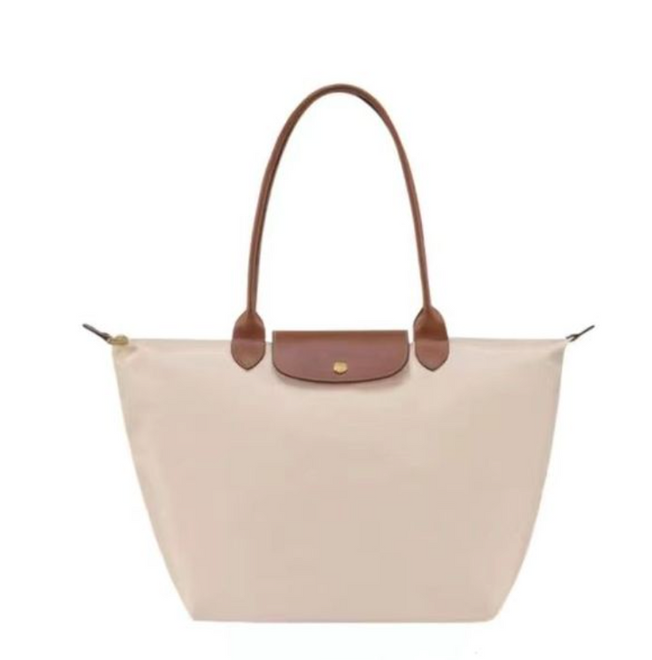 Sac à main femme spacieux et chic, accessoire mode idéal pour le travail ou les sorties.