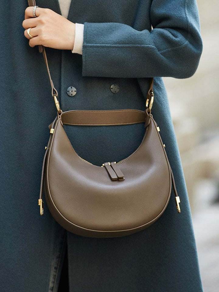 Sac à main demi-lune en cuir bleu marine, élégant, pour femme, avec fermeture éclair dorée, parfait pour le quotidien.