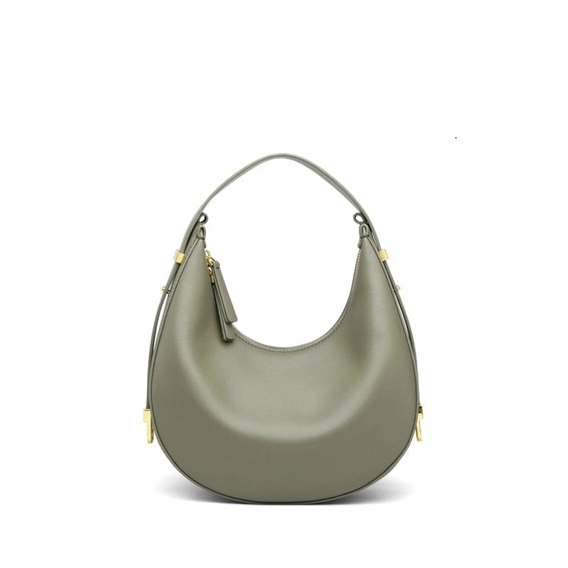 Sac à main cuir véritable vert bouteille, demi-lune, porté par une femme sur son épaule, accessoire de mode.