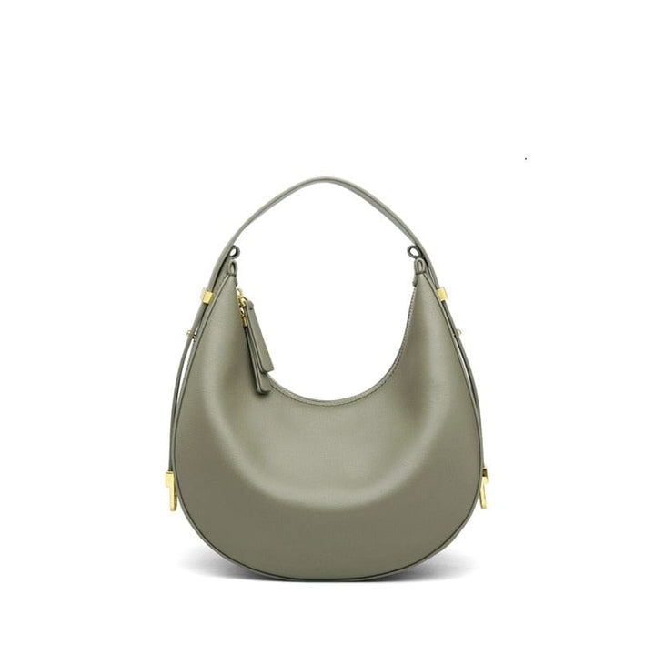 Sac à main cuir véritable vert bouteille, demi-lune, porté par une femme sur son épaule, accessoire de mode.