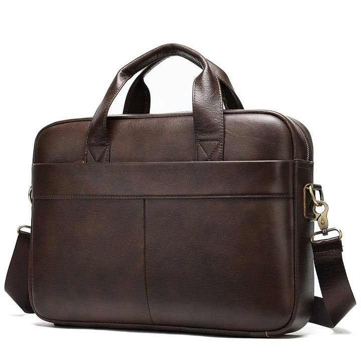Sac pour ordinateur portable, porté épaule par un homme en costume, style professionnel