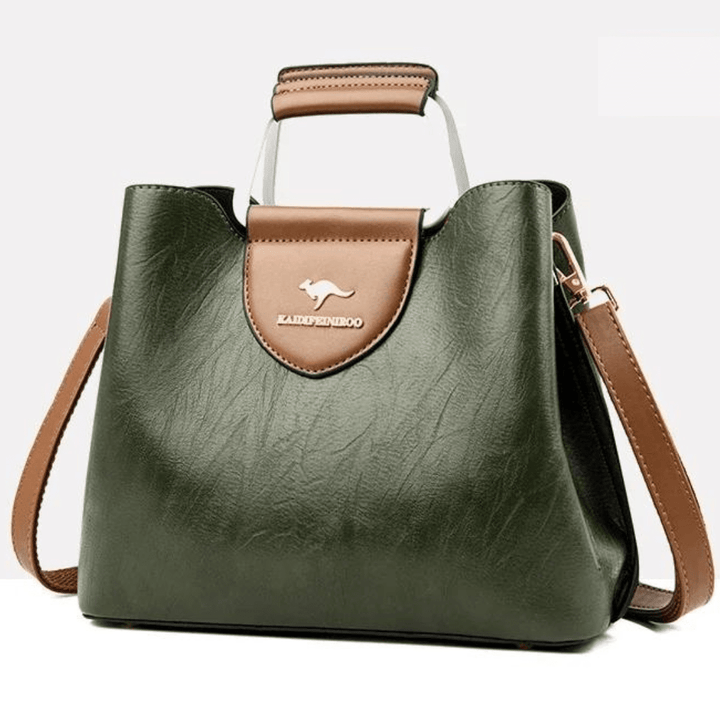 Gros plan sur les détails de couture d'un sac à main en cuir femme, finition impeccable.