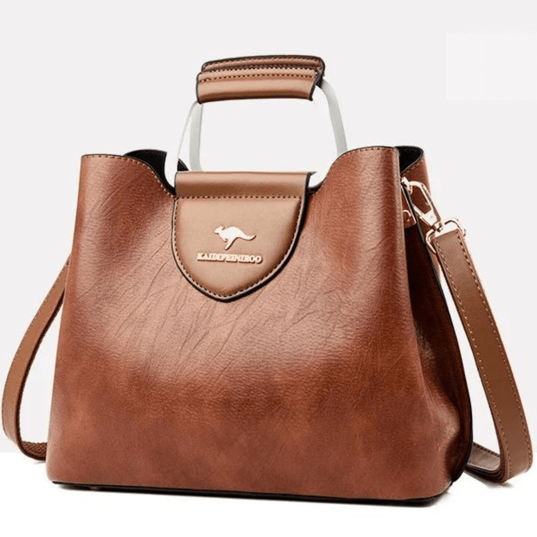 Sac à main en cuir pour femme posé sur une table, accessoire élégant pour un look complet.