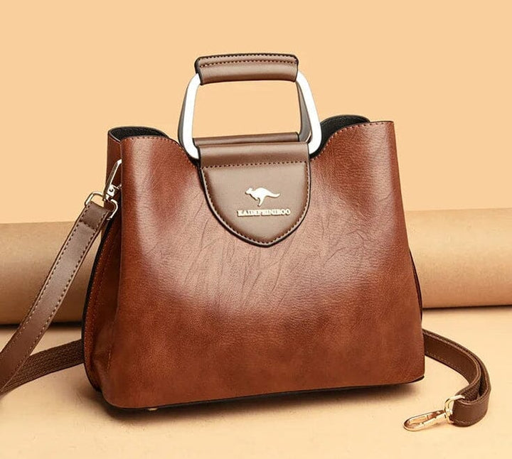 Vue de face d'un sac à main en cuir pour femme, design élégant et lignes épurées.