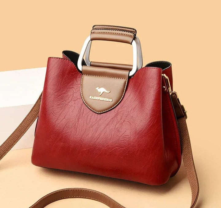 Sac à main en cuir femme porté épaule, style intemporel, parfait pour un look quotidien.