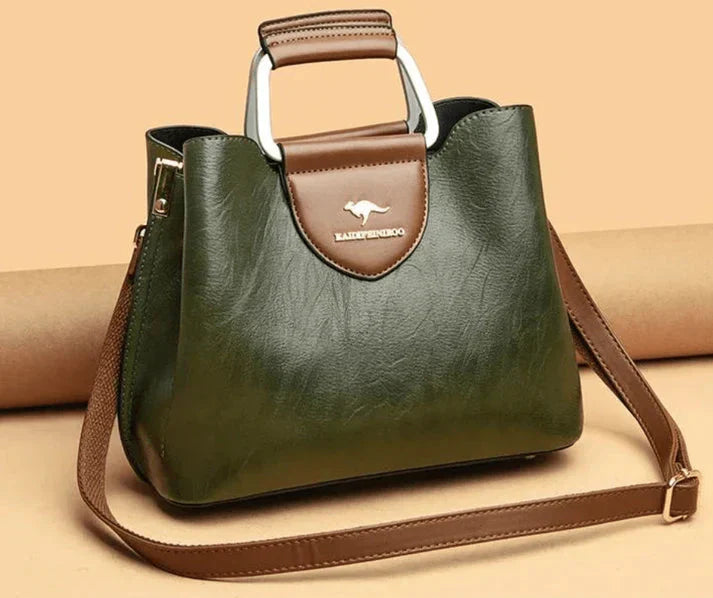 Intérieur organisé du sac à main en cuir, compartiments pratiques pour les essentiels de femme.