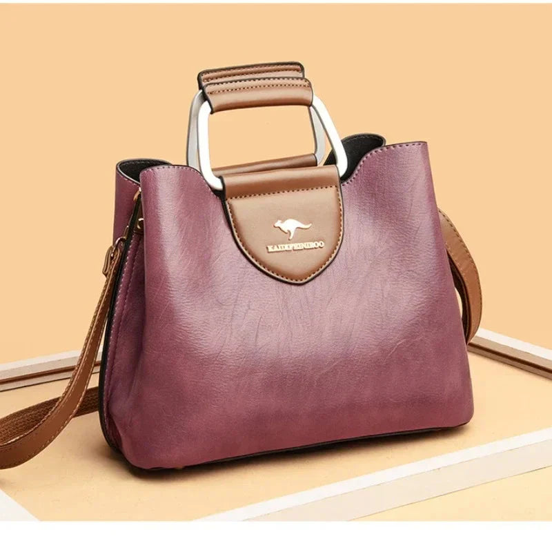 Détail de la fermeture dorée sur ce sac à main en cuir, un accessoire femme sophistiqué.