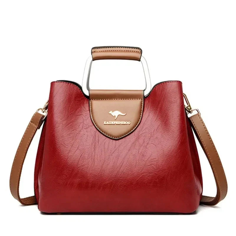 Texture douce du cuir sur ce sac à main structuré pour femme, gage de qualité et élégance.