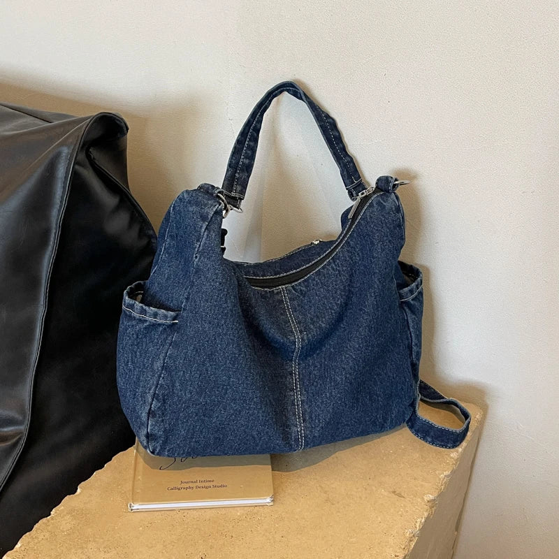 Sac à main en jean bleu pour femme, polyvalent et tendance, idéal pour un look décontracté.