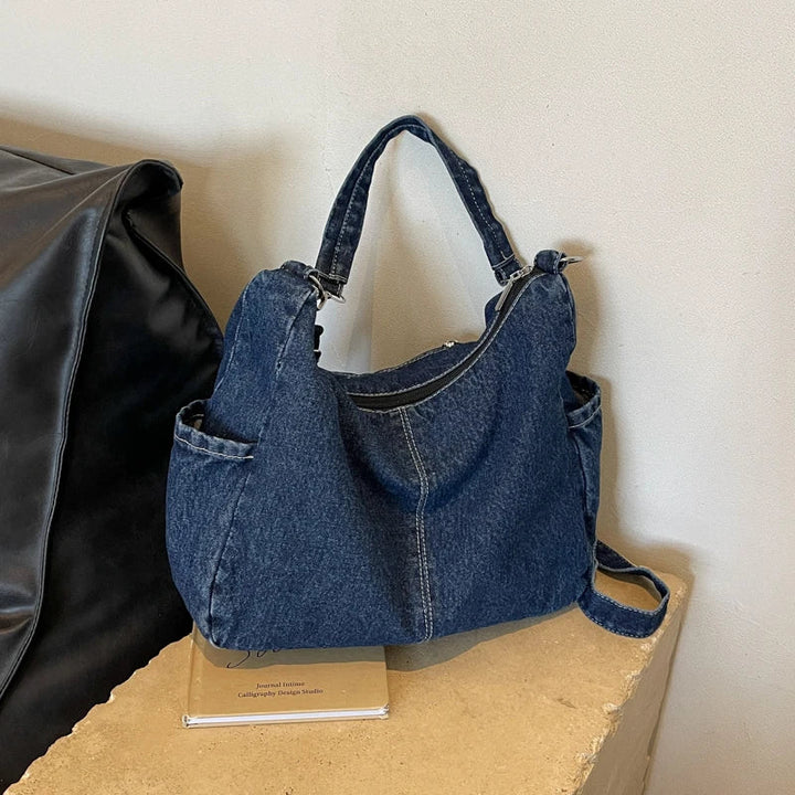 Sac à main en jean bleu pour femme, polyvalent et tendance, idéal pour un look décontracté.