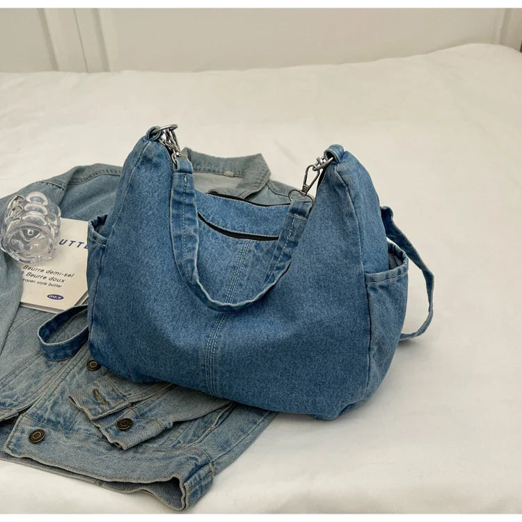 Sac polyvalent femme en jean bleu, parfait pour transporter vos essentiels avec style et confort.