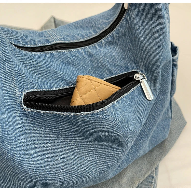 Élégant sac en jean pour femme, couleur gris, idéal comme sac bandoulière pour un style urbain.