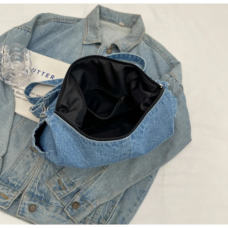 Sac à main décontracté en denim bleu, mode femme, parfait pour un look tendance et pratique.
