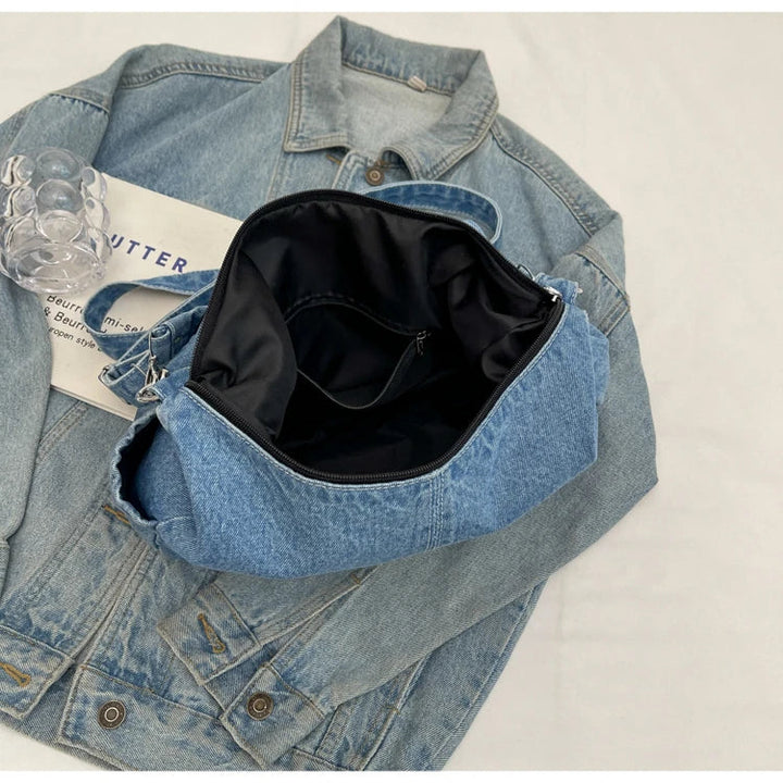 Sac à main décontracté en denim bleu, mode femme, parfait pour un look tendance et pratique.