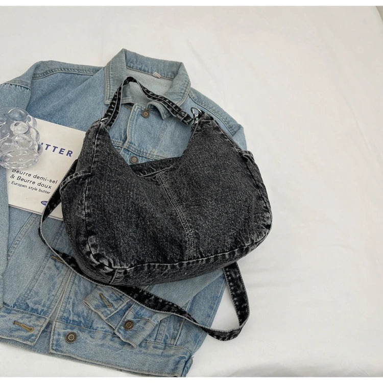 Accessoire femme: Sac en jean polyvalent, disponible en bleu et gris, pour un style denim moderne.