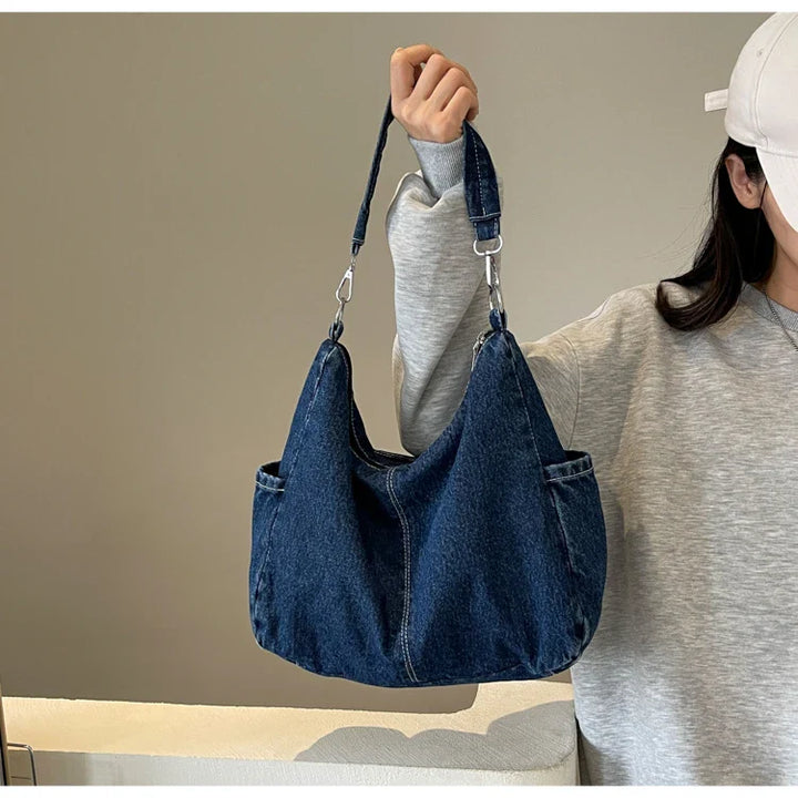 Sac bandoulière en denim gris pour femme, accessoire de mode pratique et élégant au quotidien.