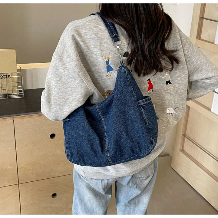 Sac décontracté en jean bleu pour femme, parfait pour un usage quotidien ou une sortie urbaine.