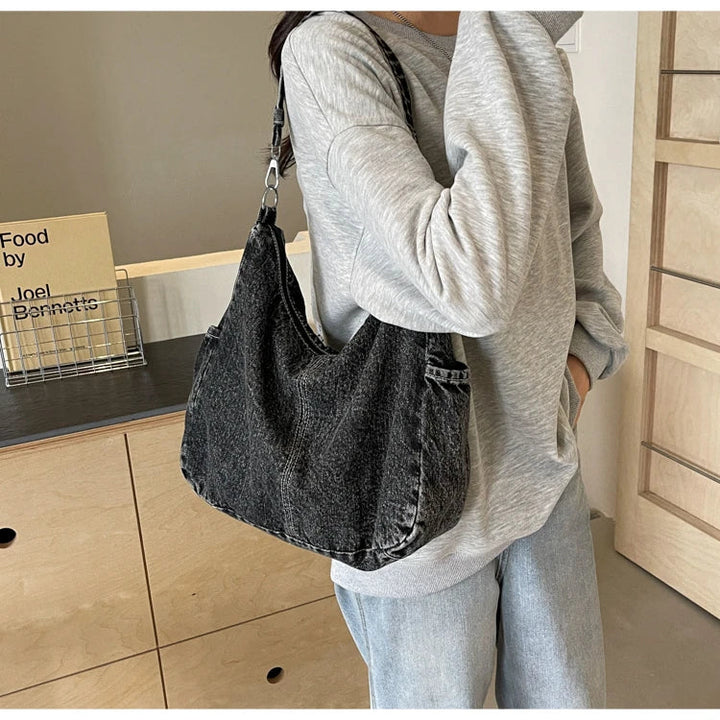 Sac en jean gris pour femmes, pratique et mode, parfait comme sac bandoulière essentiel.