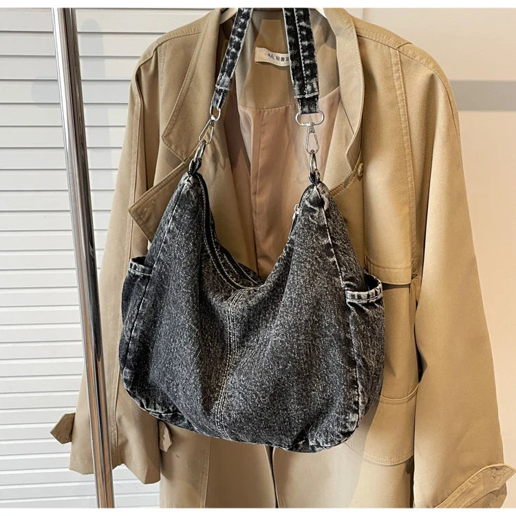 Accessoire mode femme: Sac à main en jean bleu, polyvalent et stylé pour toute occasion.