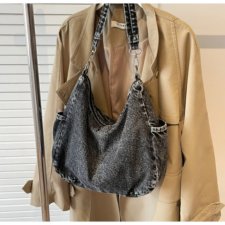 Accessoire mode femme: Sac à main en jean bleu, polyvalent et stylé pour toute occasion.