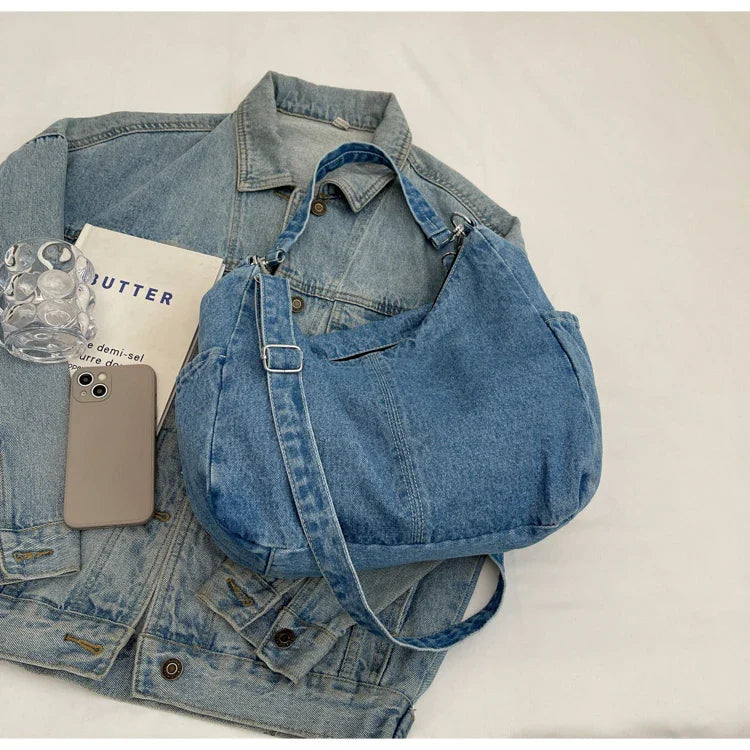 Sac femme en denim, design polyvalent, disponible en bleu ou gris, pour un look casual.