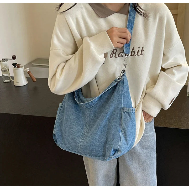 Sac bandoulière décontracté en jean bleu pour femme, spacieux et idéal pour la vie active.