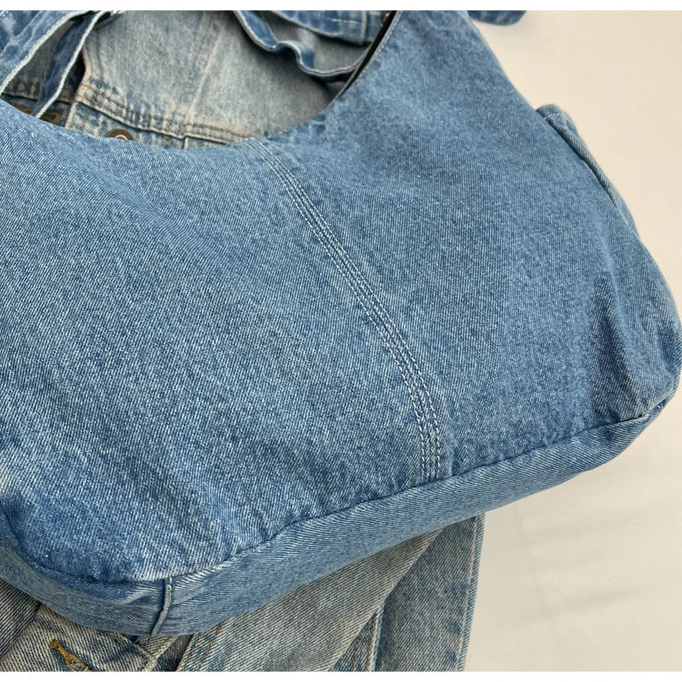 Sac à main en denim gris, accessoire essentiel pour femme, alliant mode et fonctionnalité.