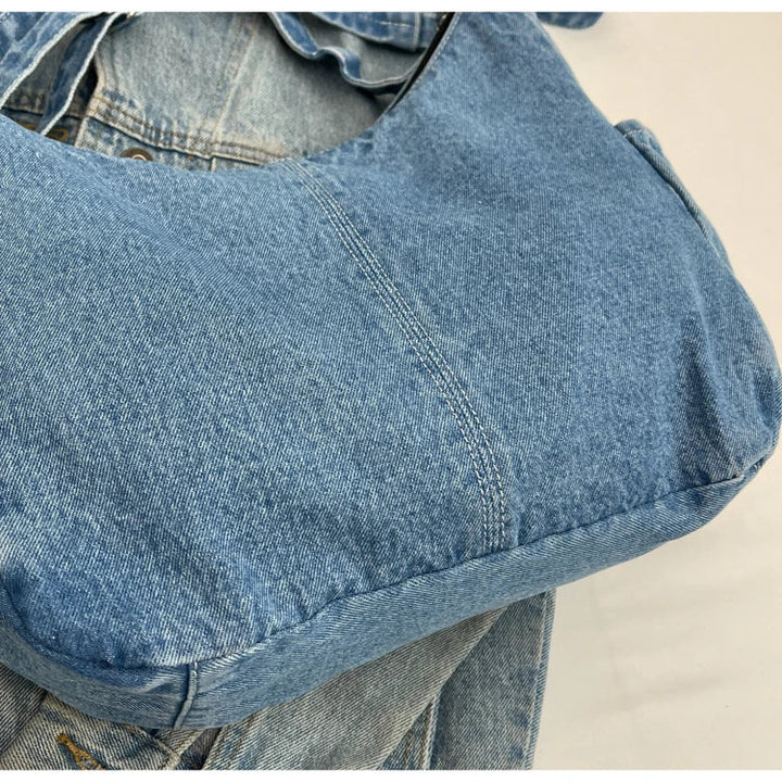 Sac à main en denim gris, accessoire essentiel pour femme, alliant mode et fonctionnalité.