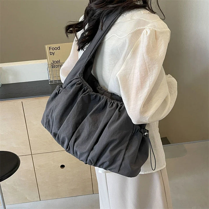 Sac nylon pratique et tendance, idéal pour organiser vos affaires avec style.