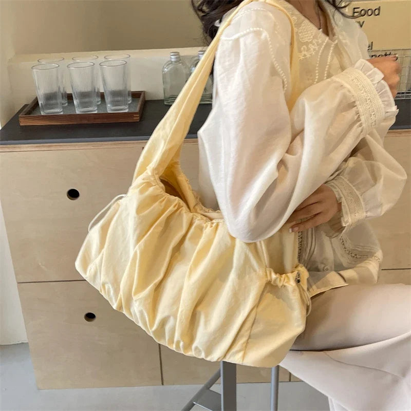 Élégant sac femme en nylon, un choix pratique et chic pour toutes les occasions.