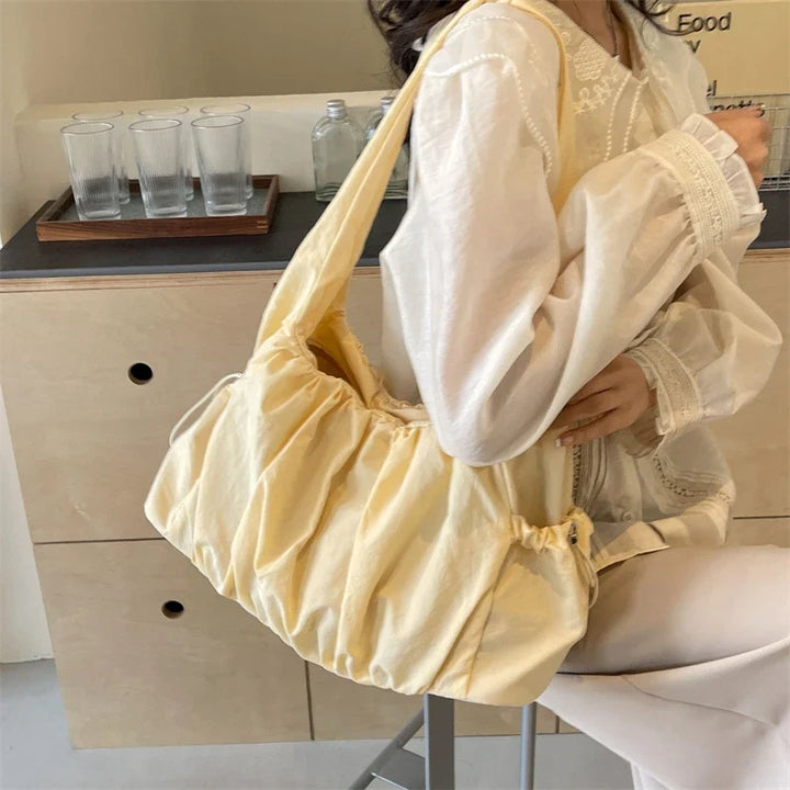Élégant sac femme en nylon, un choix pratique et chic pour toutes les occasions.