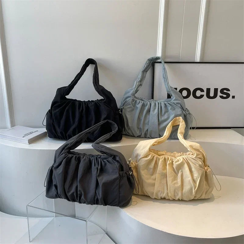 Sac femme en nylon, moderne et chic, parfait pour le quotidien ou les sorties mode.