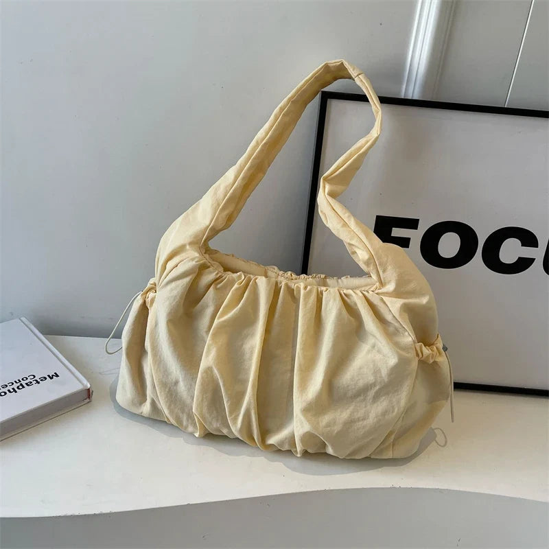 Accessoire femme : sac bandoulière en nylon résistant, idéal pour un usage pratique.