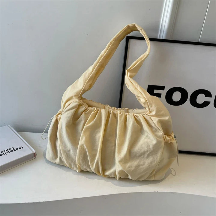 Accessoire femme : sac bandoulière en nylon résistant, idéal pour un usage pratique.