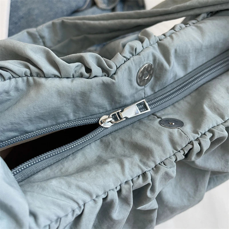 Sac femme chic en nylon, parfait pour la ville, spacieux et facile à porter.