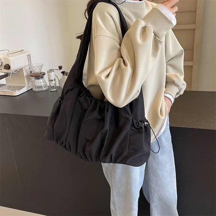 Sac bandoulière femme en nylon, un design épuré pour un look moderne et décontracté.
