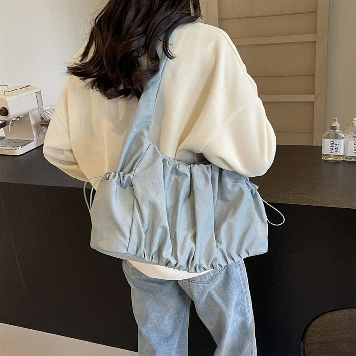 Sac à main en nylon pour femme, l'accessoire mode indispensable, élégance et confort.