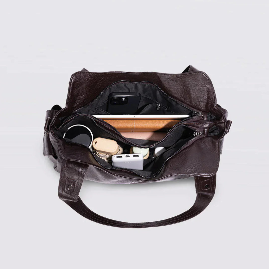 Gros plan sur la texture du sac Aliona noir, cuir végétal de haute qualité.