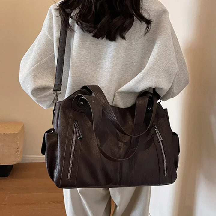 Sac à main Aliona noir porté épaule, style urbain élégant pour femme moderne.