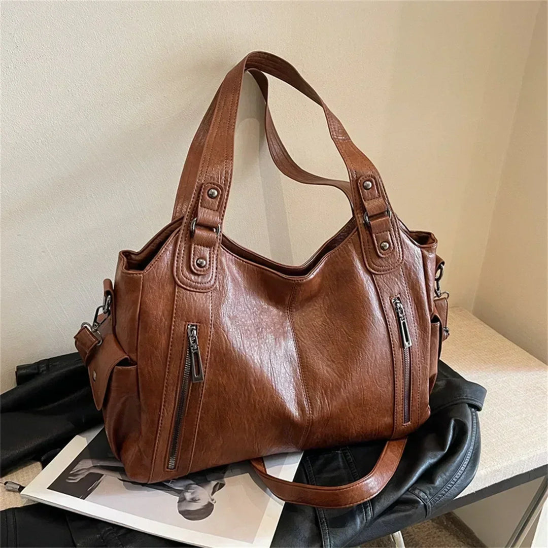 Sac femme Aliona noir avec poches intérieures, essentiel pour ranger vos affaires.