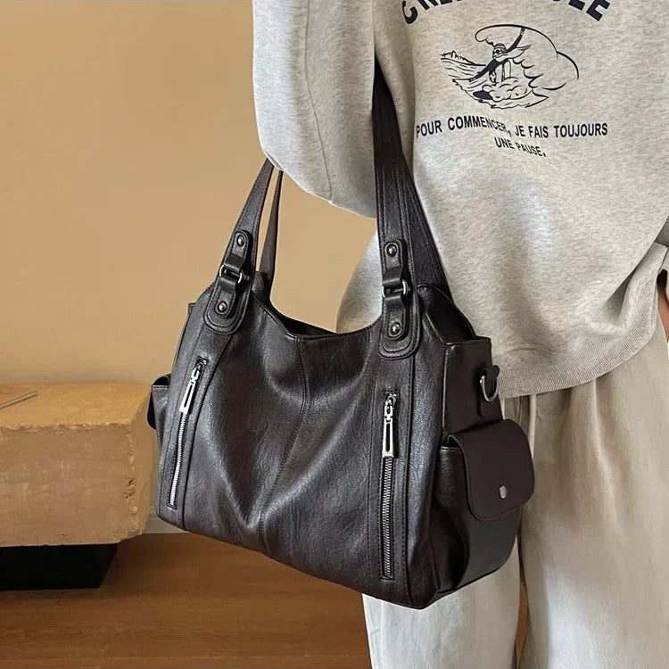 Sac bandoulière Aliona marron, cuir végétal, design pratique et sophistiqué pour femme.