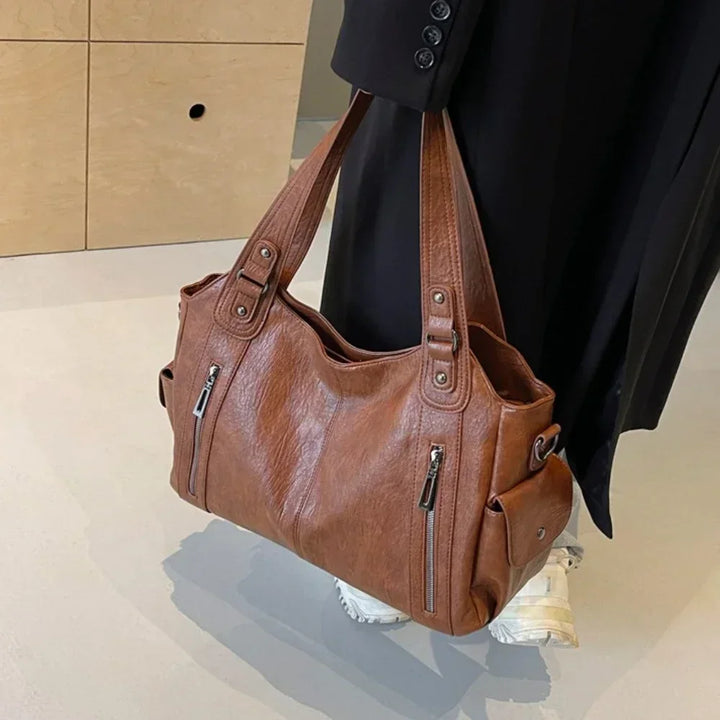 Sac Aliona couleur chocolat, organisation intérieure, parfait pour un usage quotidien chic.