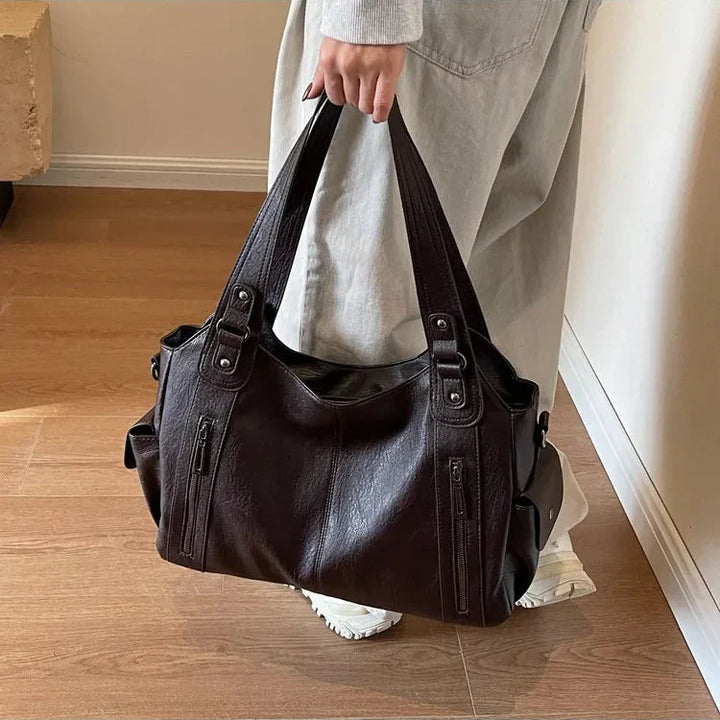 Vue latérale du sac à main Aliona marron, avec capacité généreuse et allure distinguée.